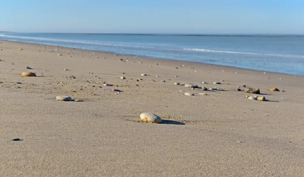 Småsten Sanden Stranden Med Havsbakgrund Altantiska Havet Frankrike — Stockfoto