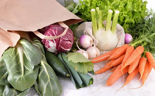 Gemüse Einer Mehrweg Und Papiertüte Unter Anderem Frischem Gemüse Auf — Stockfoto