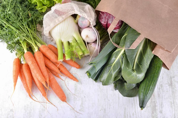 Verduras Una Bolsa Papel Entre Otras Verduras Frescas Una Mesa —  Fotos de Stock