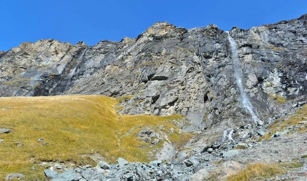 Utsikt Över Vattenfallet Stenklippa Med Utsikt Över Äng Franska Alperna — Stockfoto