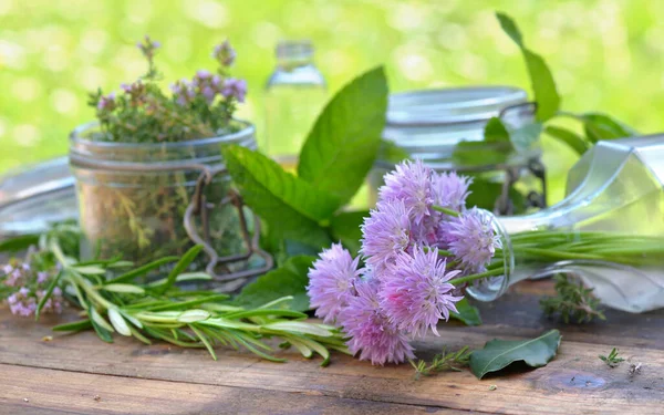 玻璃瓶中的一束花 由切花和其他芳香的香草制成 放在花园的桌子上 — 图库照片