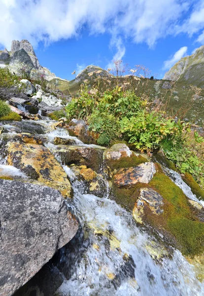 Dağlık Arka Planda Kayalıklarda Akan Alp Seli — Stok fotoğraf