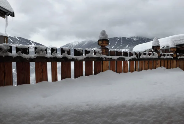 Uitzicht Grote Hoop Verse Sneeuw Bedekt Een Houten Terras Alpine — Stockfoto