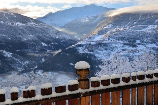 Schöne Wintersicht Auf Die Berge Von Einer Holzterrasse Mit Zaun — Stockfoto