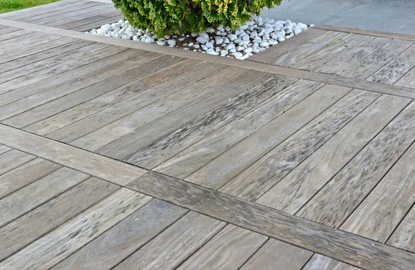 Vue Une Partie Une Terrasse Bois Avec Bordure Herbe Arbre — Photo