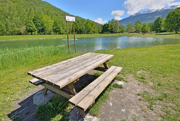 Wooden Picnic Table Grass Edge Lake Leisure Park French Alps — Stock Photo, Image