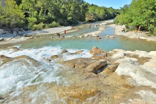 Água Azul Rio Sul França Com Fundo Não Reconhecível Grupo — Fotografia de Stock