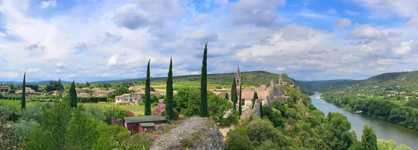 Panoramiczny Widok Średniowieczną Wioskę Aigueze Rzeki Ardeche Pod Zachmurzonym Niebem — Zdjęcie stockowe