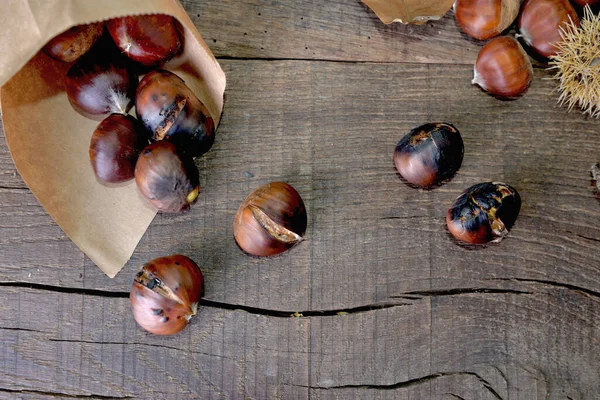 Vista Dall Alto Castagne Arrosto Sacchetto Carta Versato Sul Tavolo — Foto Stock