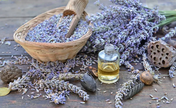 Lavendel Bloemblaadjes Een Mandje Met Essentiële Olie Fles Een Houten — Stockfoto