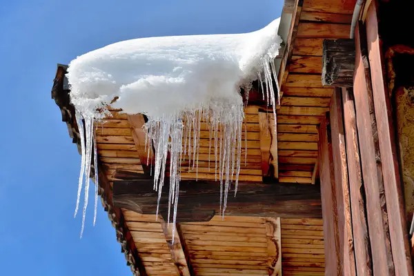 Dak Van Houten Huis Alpine Dorp Bedekt Met Sneeuw Ijspegels — Stockfoto