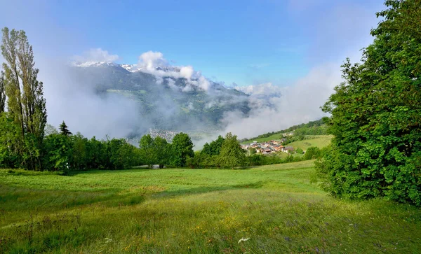View Alpine Meadow Village Mountain Background — Stock Photo, Image