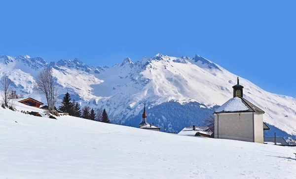 Kapelle Einem Ländlichen Dorf Zwischen Feld Und Schneebedecktem Berg Winte — Stockfoto
