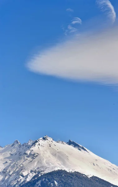 Vrchol Hory Pokrytý Sněhem Pod Modrou Oblohou Bílým Mrakem — Stock fotografie