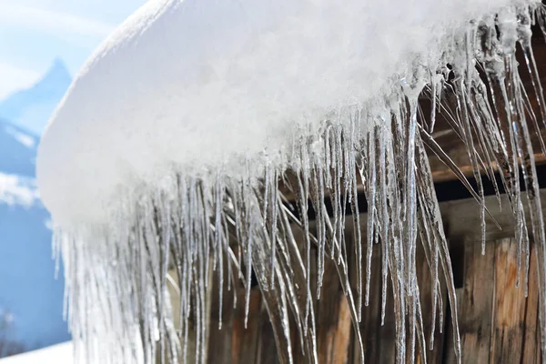 Close Een Dak Van Houten Huis Bedekt Met Sneeuw Ijspegels — Stockfoto