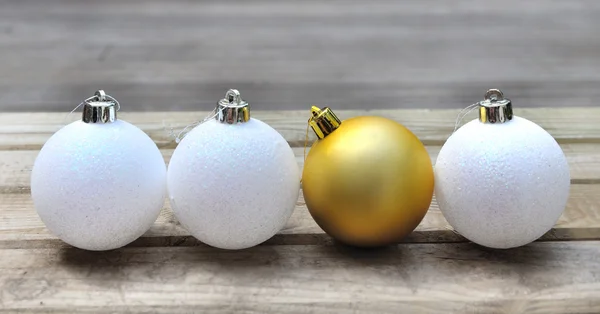 Goldene Weihnachtskugel — Stockfoto