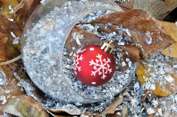 Palle di Natale su foglie morte — Foto Stock