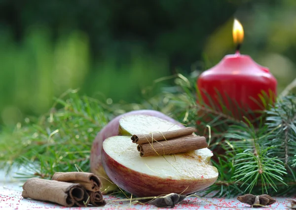 Äpple och kanel till jul — Stockfoto