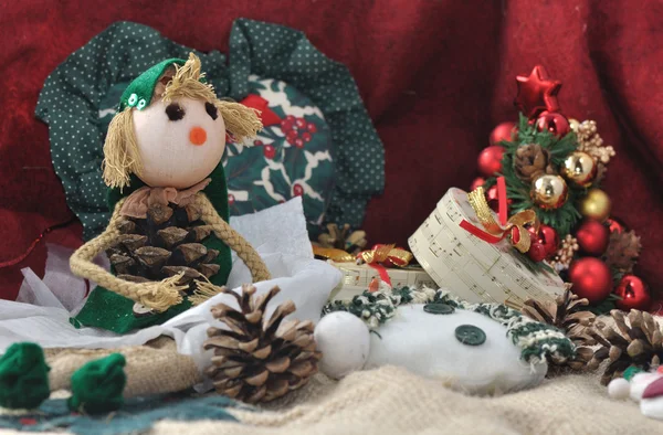 Muñeca hecha con tela en una decoración de Navidad — Foto de Stock