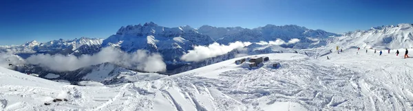 Alpes e pistas de esqui — Fotografia de Stock