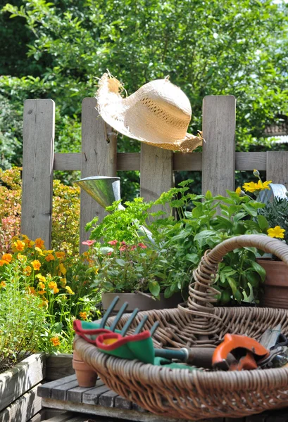 Gartenarbeit im Sommer — Stockfoto