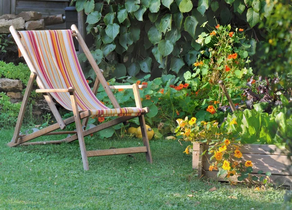 Relaxing in garden — Stock Photo, Image