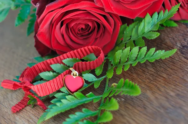 Hjärta hänge med rosor — Stockfoto