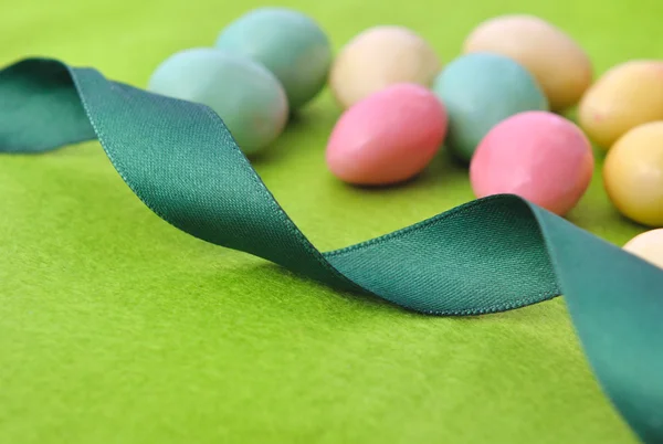 Лента и разноцветные яйца — стоковое фото