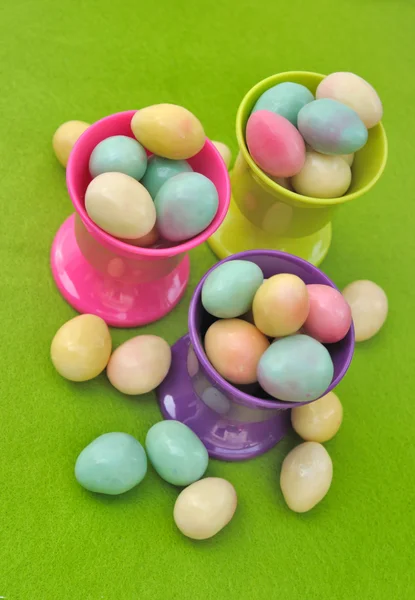 Huevos de Pascua en tazas — Foto de Stock