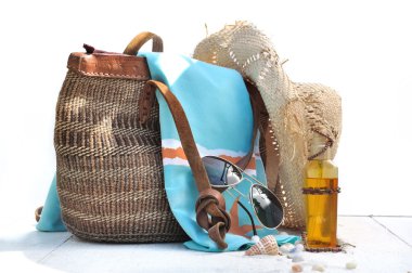 Aksesuar ve kabukları ile plaj çantası