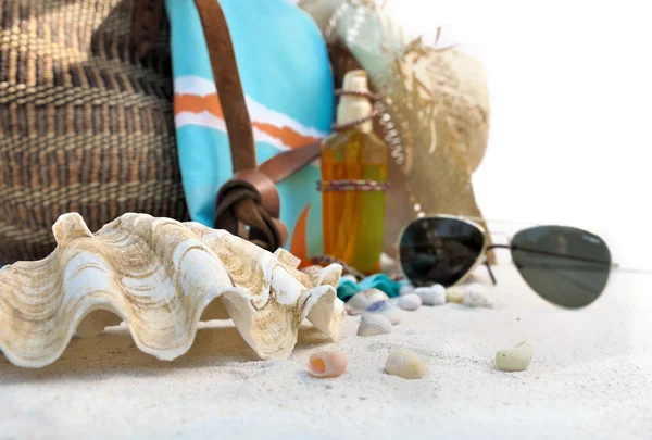 Almeja gigante y accesorios de playa —  Fotos de Stock