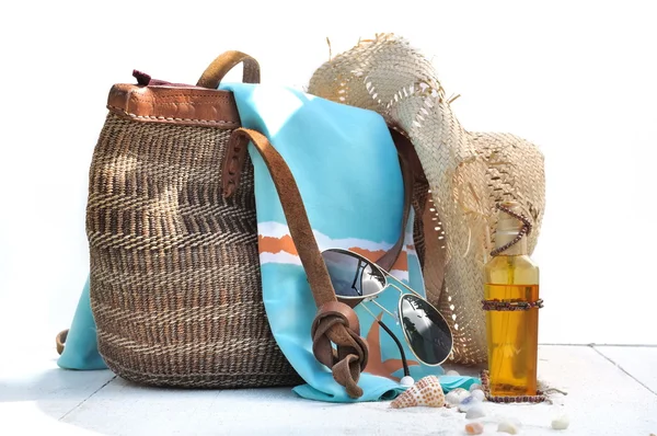 Strand tas met accessoires en schelpen. — Stockfoto