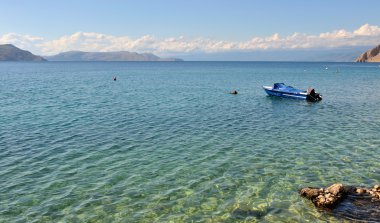 şeffaf denizde tekne