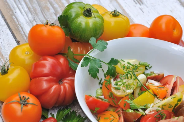 品揃えとトマトのサラダ — ストック写真