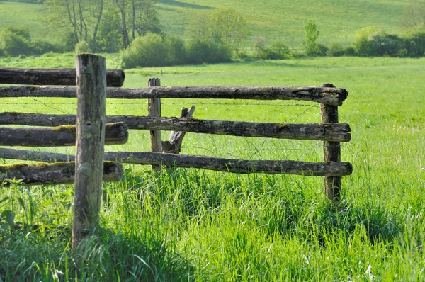 Barriere auf der Wiese — Stockfoto