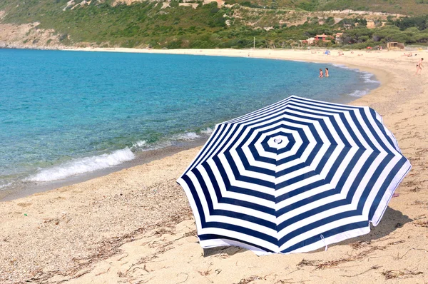 Umbrella on the beach — Stock Photo, Image