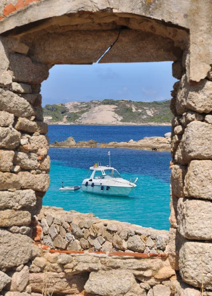 Fenêtre sur un bateau en mer turquoise — Photo