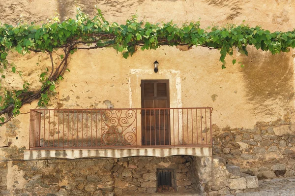 Housse Korsika köyde eski duvar — Stok fotoğraf