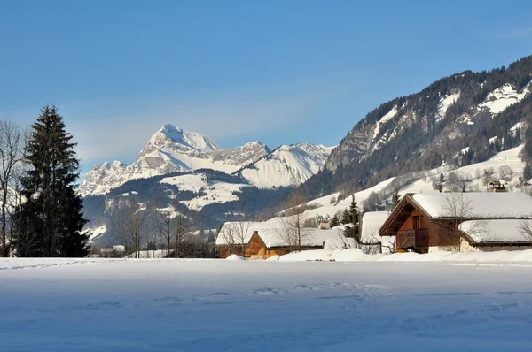 Alpino aldeia no inverno — Fotografia de Stock