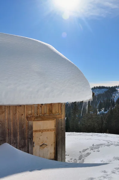 Cottage onder de sneeuw — Stockfoto