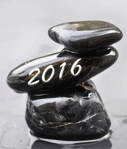 2016 op zwarte stenen — Stockfoto
