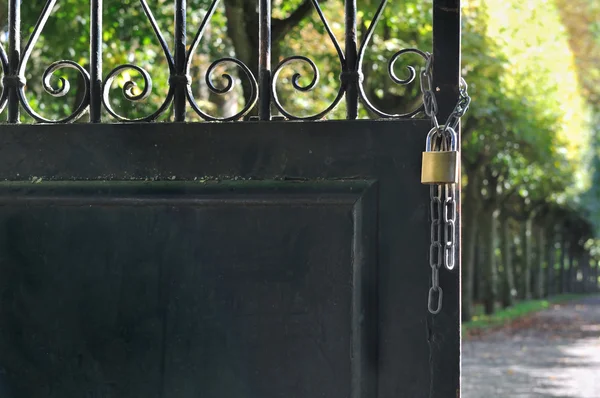 Gate open on a parc — Stockfoto