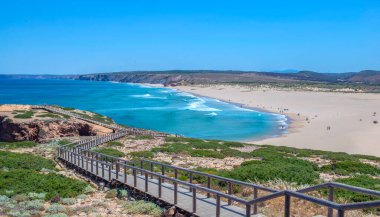 Praia de Bordeira (Bordeira plajı) manzarası, güzel plaj ve sahil kenarına giden ahşap patika patika Algarve, Portekiz