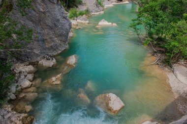 Fransa 'nın güneyindeki kayalık kıyılar arasında Drome nehrinin mavi turkuaz suları