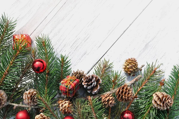 Décoration de Noël sur branches de sapin — Photo