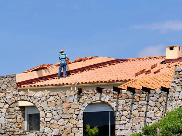 Trabajador en un tejado — Foto de Stock