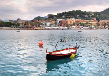 kıyısından küçük tekne 