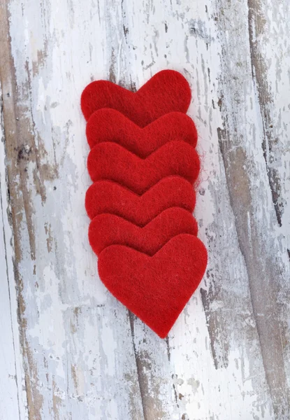 Corazón rojo sobre tabla — Foto de Stock