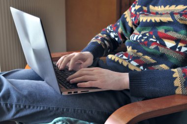 sörf üstünde laptop evde