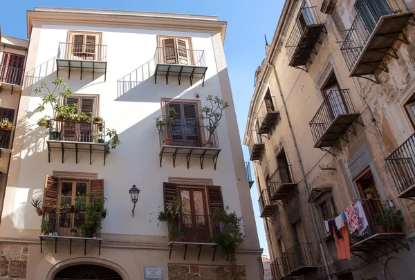 Casas rua da cidade em Palermo, Itália — Fotografia de Stock